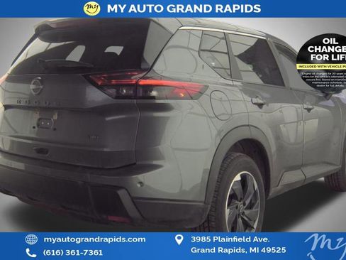 Used 2025 Nissan Rogue SV image 4