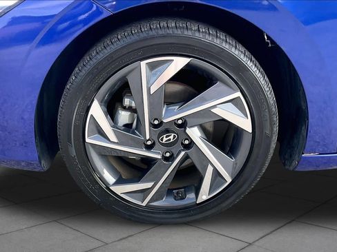 Used 2025 Hyundai Elantra SEL FWD image 11