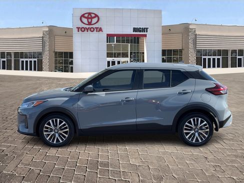 Used 2021 Nissan Kicks SV image 3
