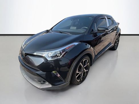 Used 2019 Toyota C-HR XLE FWD image 2