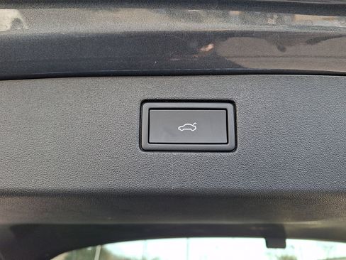 Certified 2025 Volkswagen Tiguan SE image 30