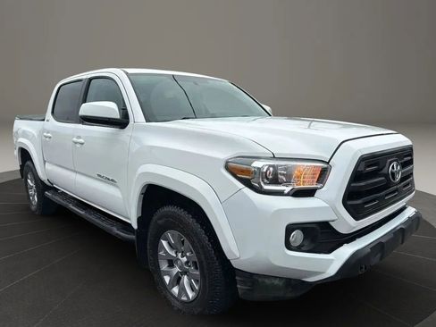 Used 2017 Toyota Tacoma SR5 image 3