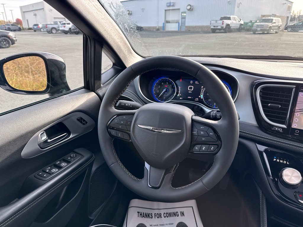 Used 2025 Chrysler Pacifica Limited FWD image 17