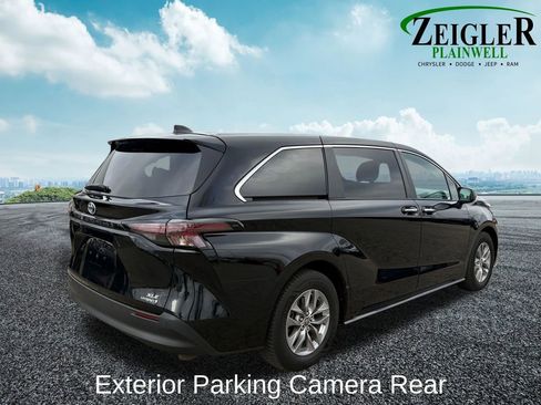 Used 2023 Toyota Sienna XLE image 8