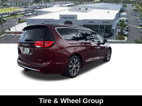 Used 2020 Chrysler Pacifica Limited w/ Tire & Wheel Group FWD image 4