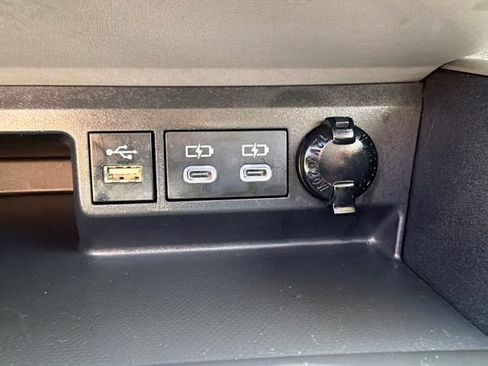 Used 2023 Toyota Highlander AWD image 35
