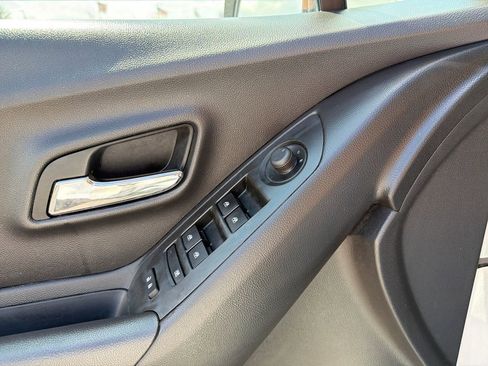 Used 2019 Chevrolet Trax LT w/ LT Convenience Package FWD image 12