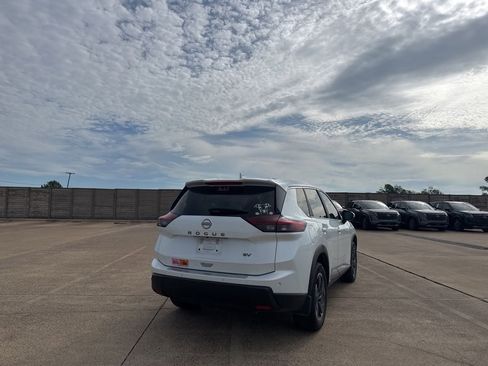 Used 2024 Nissan Rogue SV FWD image 20