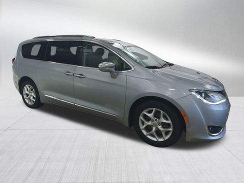 Used 2020 Chrysler Pacifica Limited image 3