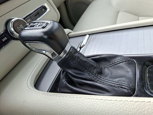 Used 2022 Volvo XC90 T5 Momentum w/ Climate Package image 16