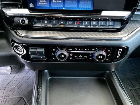 Used 2024 Chevrolet Silverado 2500 ZR2 w/ Technology Package AWD/4WD image 11