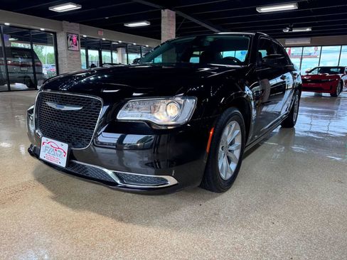 Used 2022 Chrysler 300 Touring RWD image 3