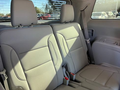 Used 2023 GMC Acadia SLT image 29