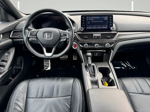 Used 2018 Honda Accord Sport image 5