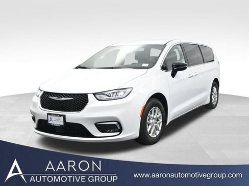 New 2026 Chrysler Pacifica Select image 1