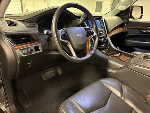 Used 2018 Cadillac Escalade Premium Luxury RWD image 37