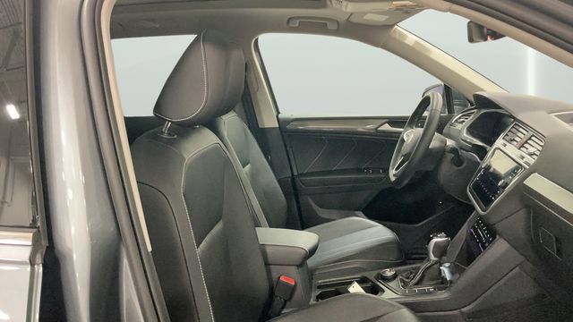 Used 2024 Volkswagen Tiguan SE w/ Panoramic Sunroof Package AWD/4WD image 13