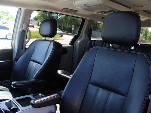 Used 2016 Chrysler Town & Country Touring-L FWD image 21