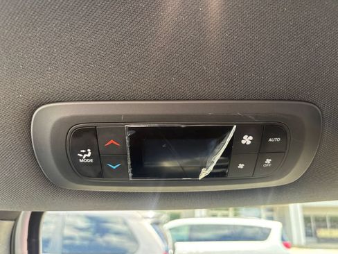 Used 2024 Chrysler Pacifica Limited FWD image 18