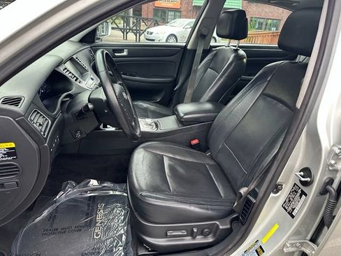 Used 2013 Hyundai Genesis 3.8 w/ Technology Pkg RWD image 9