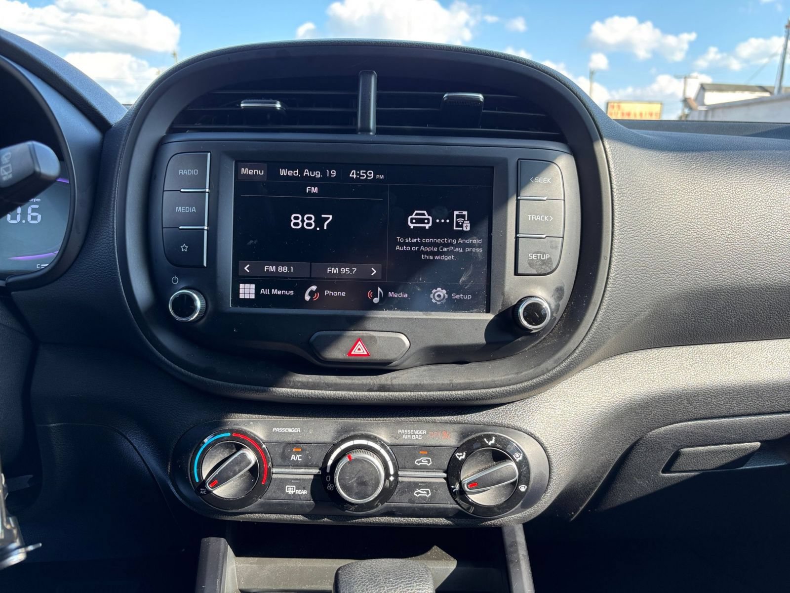 Used 2025 Kia Soul LX w/ LX Technology Package FWD image 16