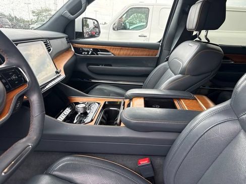 Used 2022 Jeep Grand Wagoneer Series II AWD/4WD image 12