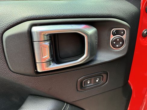 Used 2018 Jeep Wrangler Unlimited Sahara w/ Cold Weather Group AWD/4WD image 24