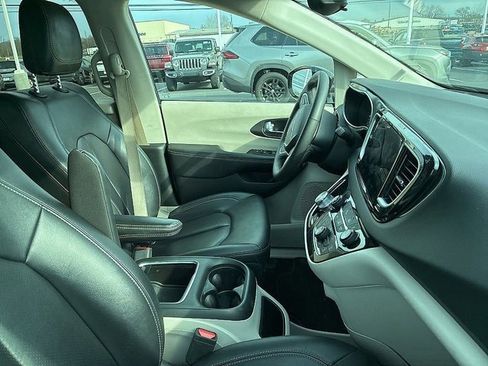 Used 2024 Chrysler Pacifica Touring-L image 11