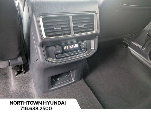 Used 2025 Volkswagen Atlas SE image 30