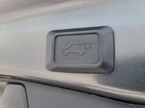 Used 2020 Toyota RAV4 Limited FWD image 9