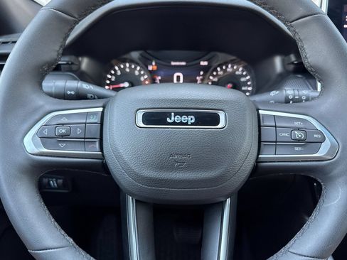 Used 2025 Jeep Compass Latitude w/ Convenience Group AWD/4WD image 33