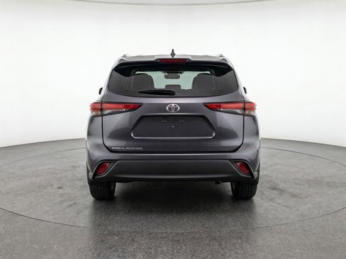 Used 2025 Toyota Highlander LE FWD image 7