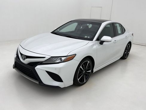 Used 2018 Toyota Camry XSE image 4