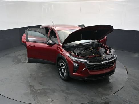 Used 2025 Chevrolet Trax RS w/ Driver Confidence Package FWD image 17