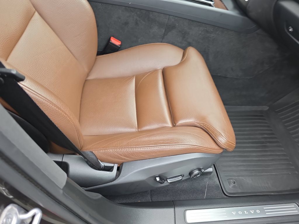 Used 2019 Volvo XC60 T6 Momentum w/ Multimedia Package AWD/4WD image 10
