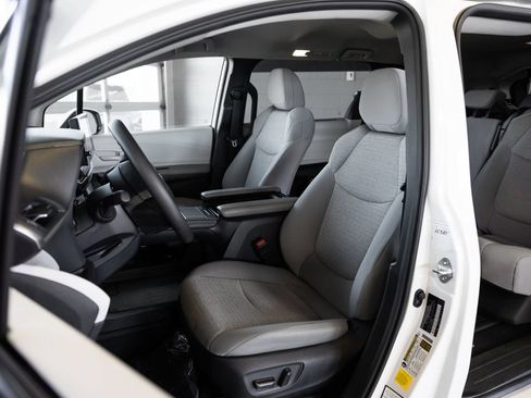 Used 2026 Toyota Sienna LE FWD image 8