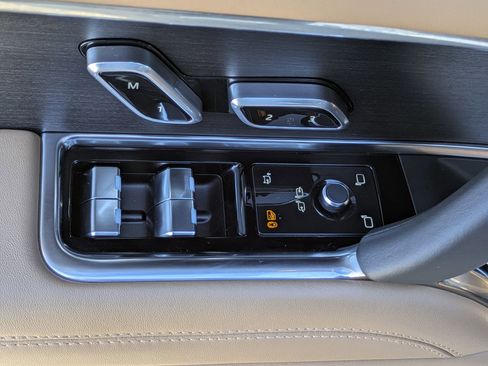 Certified 2025 Land Rover Range Rover SE image 21