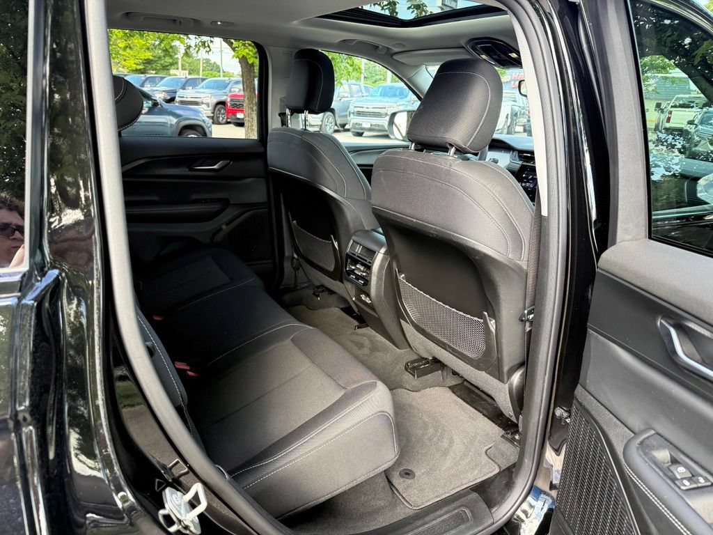 Used 2023 Jeep Grand Cherokee Laredo X AWD/4WD image 14