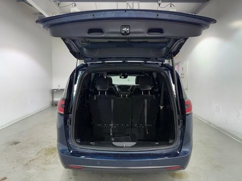 Used 2025 Chrysler Pacifica Limited FWD image 8