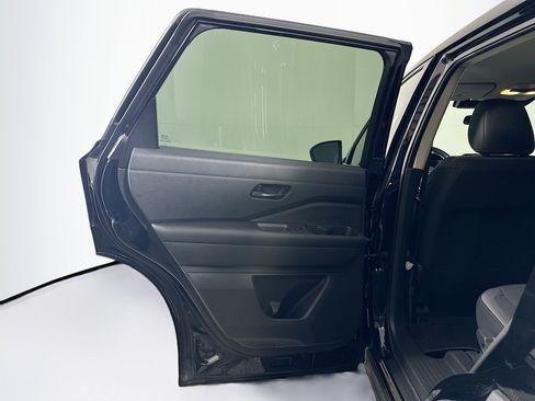 Used 2024 Nissan Pathfinder S image 24