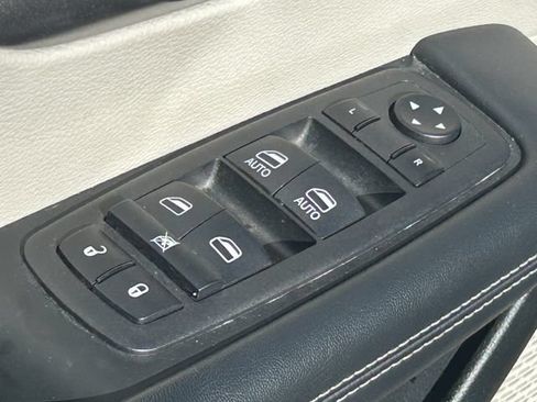 Used 2023 Chrysler Pacifica Touring-L FWD image 27