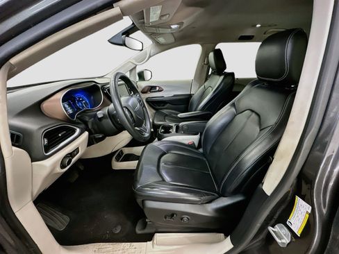 Used 2020 Chrysler Voyager Lxi FWD image 13