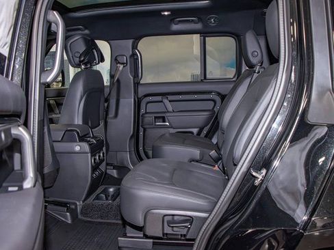 Used 2025 Land Rover Defender 130 X-Dynamic SE image 22