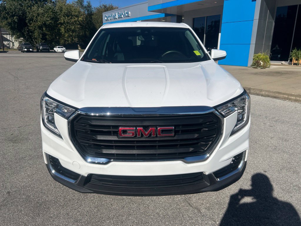 Used 2024 GMC Terrain SLE FWD image 2