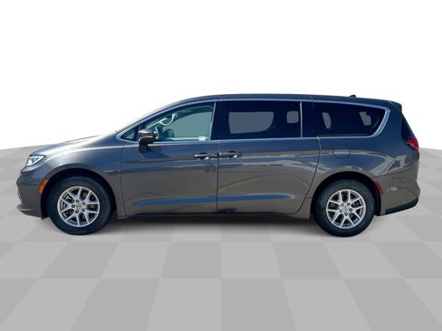 Used 2023 Chrysler Pacifica Touring-L FWD image 6