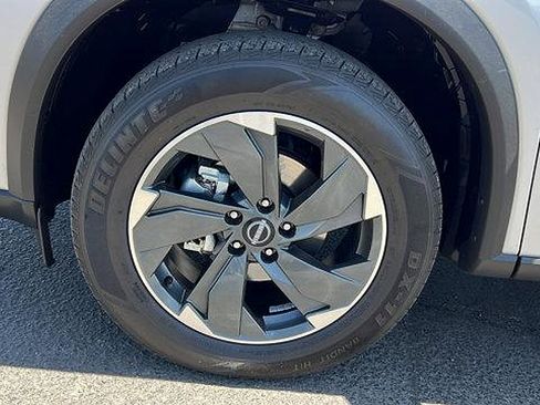 Used 2024 Nissan Rogue SV image 10