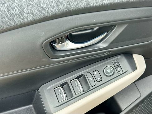 Used 2025 Honda Accord SE image 19