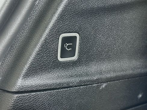 Used 2023 Chrysler Pacifica Touring-L w/ S Appearance Package FWD image 33