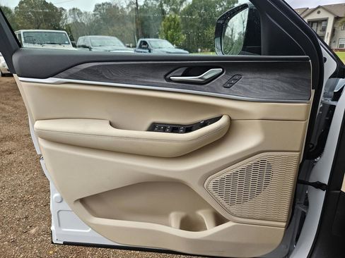 New 2025 Jeep Grand Cherokee L Limited w/ Luxury Tech Group II RWD image 11