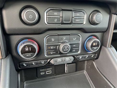 Used 2021 Chevrolet Suburban High Country image 17